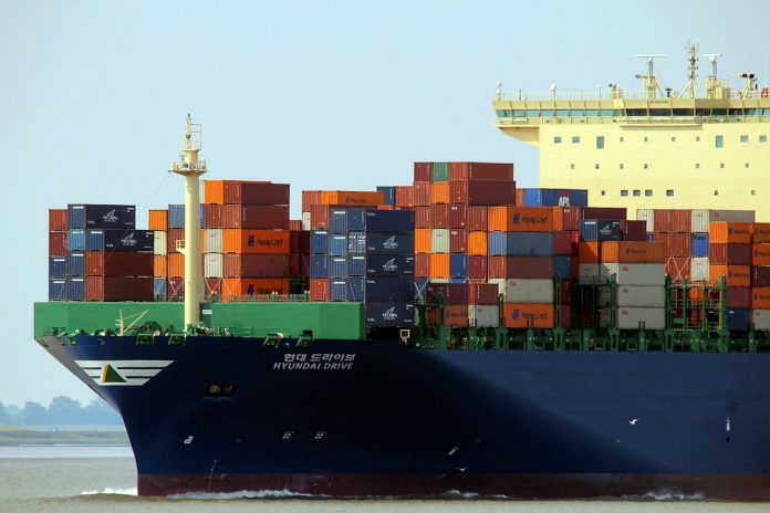 containeurs sur cargo en mer